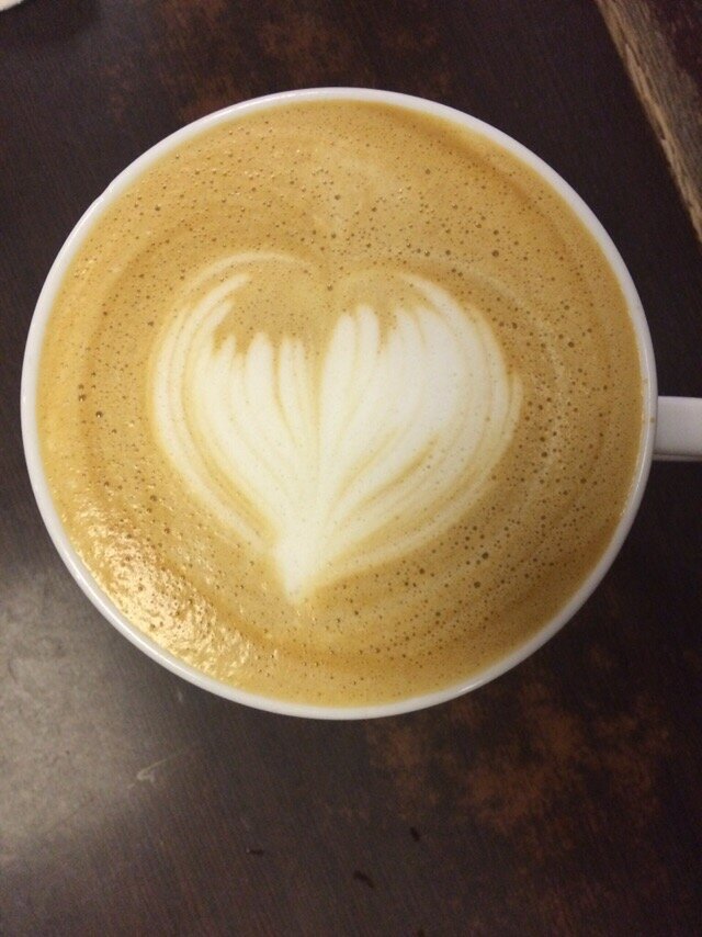 Один из первых моих латте. Как видите вместо сердца я рисовал лук :))