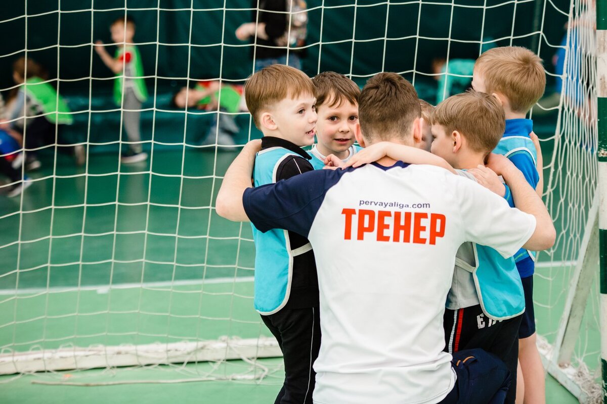Футбольные спортивные школы. Футбол в школе. Первая школа футбол. Детская школа футбола Кострома. Урок футбола в школе.