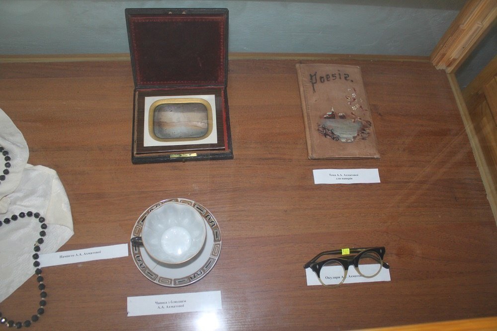 Аня тоже все порывалась с ними пойти в то утро, да температура опять ее одолела и бледность, тоска, кашель, и мама тихо упросила Анюту остаться дома, полежать в гамаке... Полежать, полежать...

Личные вещи из дома  семьи А. Э Вакар, (Хмельницкая область. Украина)  принадлежащие Ахматовой. бусы, белый шарф, очки, чашка с блюдцем.  шкатулка и открытка..
