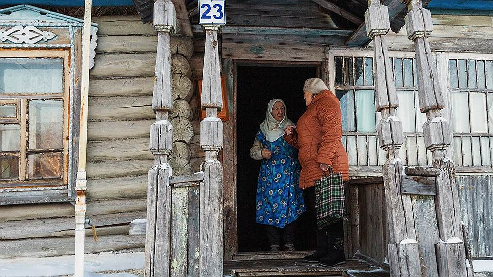 Старушки ждут Татьяну и радуются ей 