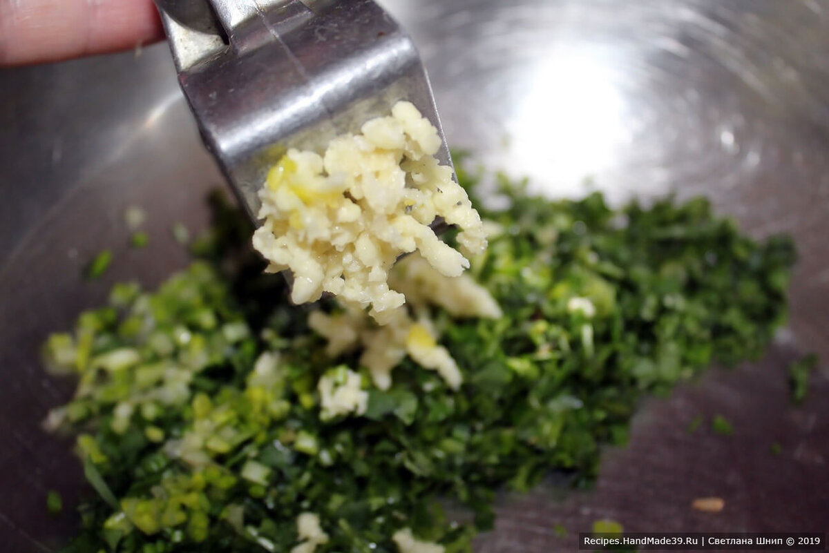 Соус дзадзики: соединить чеснок и зелень.
