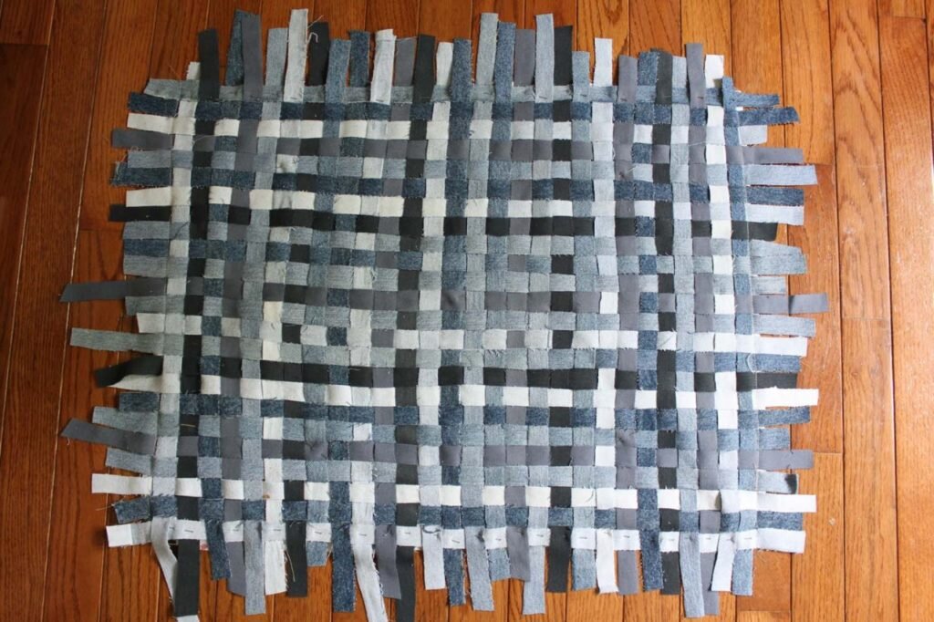 Утилитарное рукоделие: мастерим коврик своими руками для дома из помпона