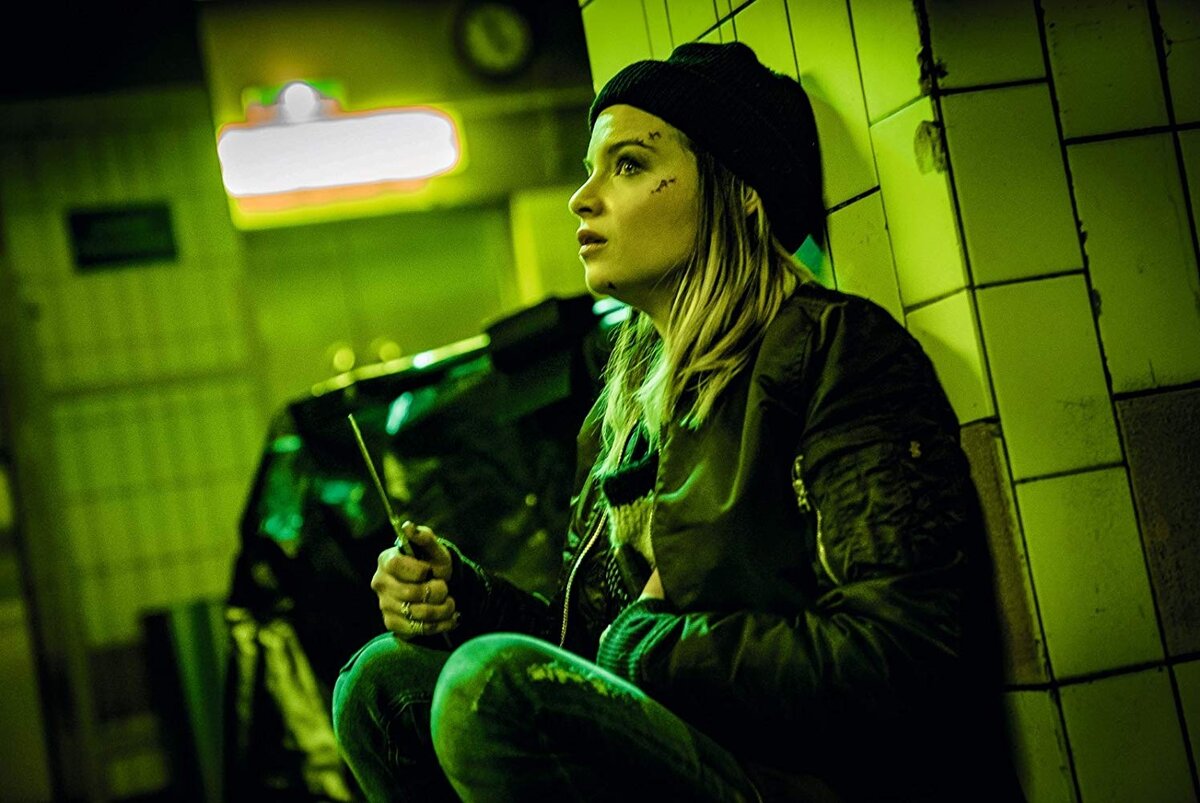 "И тут я увидел крошку Тиффани и подумал: «Что делает маленькая девочка в толпе монстров и зачем ей учебник по квантовой физике?»"... Или, с поправкой на данную историю: что забыла эта чудесная юная особа ночью в морге среди трупов с ножом в руке? 