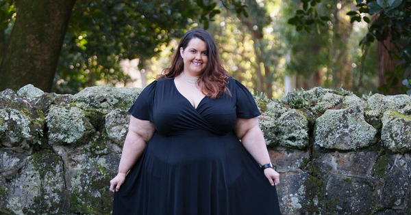 Женщина в красивом платье, излучающая уверенность