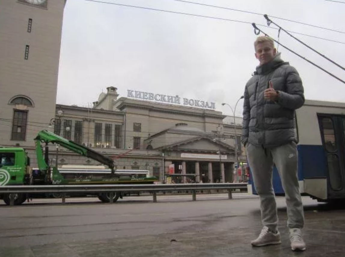 Декабрь 2015-го. Александр Зинченко у Киевского вокзала в Москве. Фото Артема Локалова.