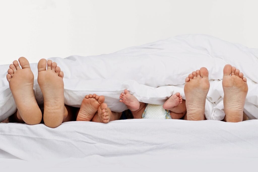 Как отучить малыша от сна в родительской кровати