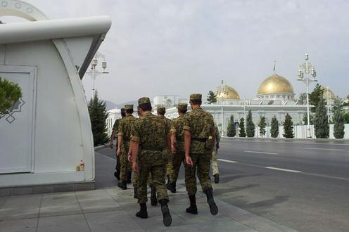  Военнослужащие в Ашхабаде. Фото с сайта Azathabar.com