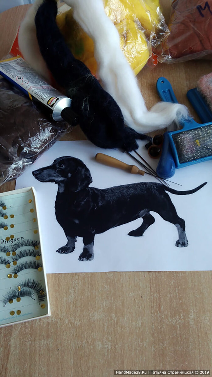 Ищем картинку собачки. Распечатываем. Размер таксы на картинке должен соответствовать размеру будущей игрушки.