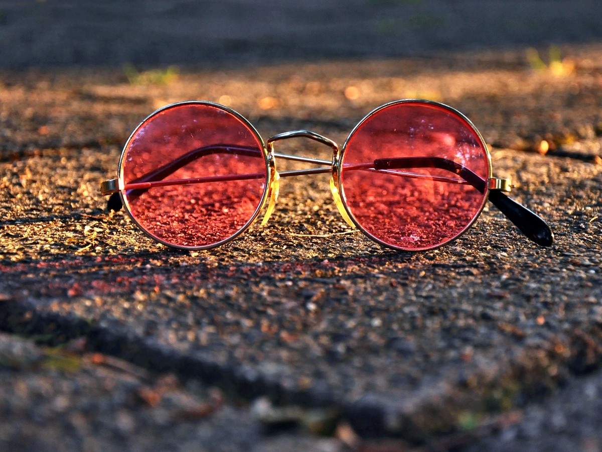 Смотреть на мир сквозь данный аксессуар не рекомендуется