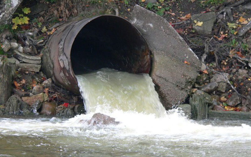 Канализационная труба в море