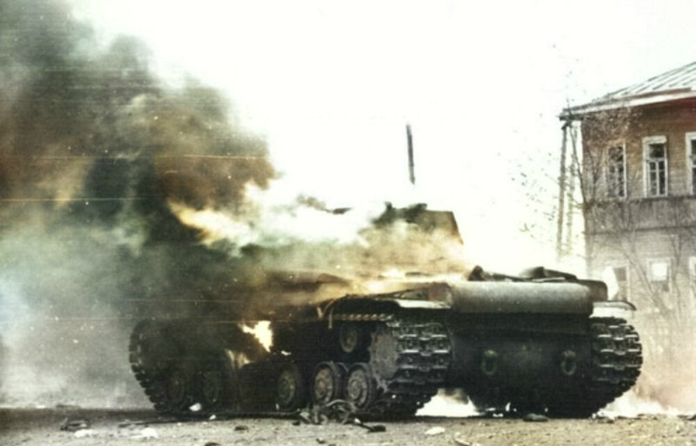 Этот КВ-1 принадлежал 124-й танковой бригаде и был потерян 8 октября 1941г. на Петергофском шоссе. Фотография использована в качестве иллюстрации.