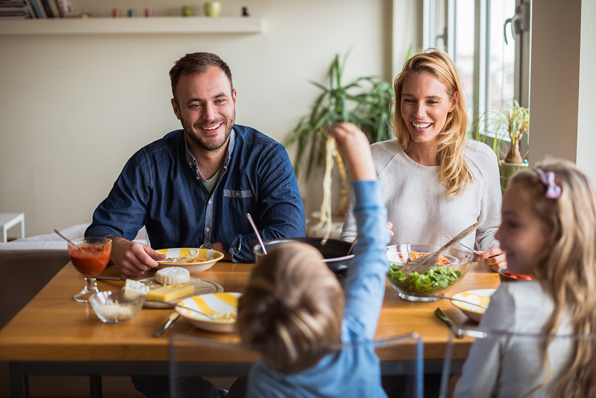 Family food. Семья за столом. Семья за обеденным столом. Ужин с семьей. Семейный обед.