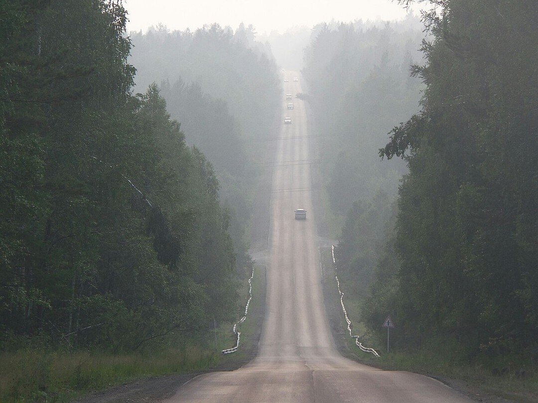 Спуск с горы по трассе. Уральские горы перевал трасса м5. Трасса м5 Урал горы. Трасса м5 Уральские горы сим. Трасса м5 через Уральские горы.