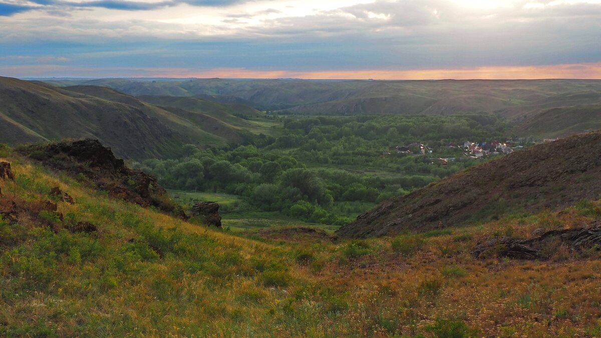 Губерлинские горы Оренбургская. Гора Губерлинские горы в Оренбургской области. Село Казачья Губерля Оренбургской области. Новотроицк Губерлинские горы.