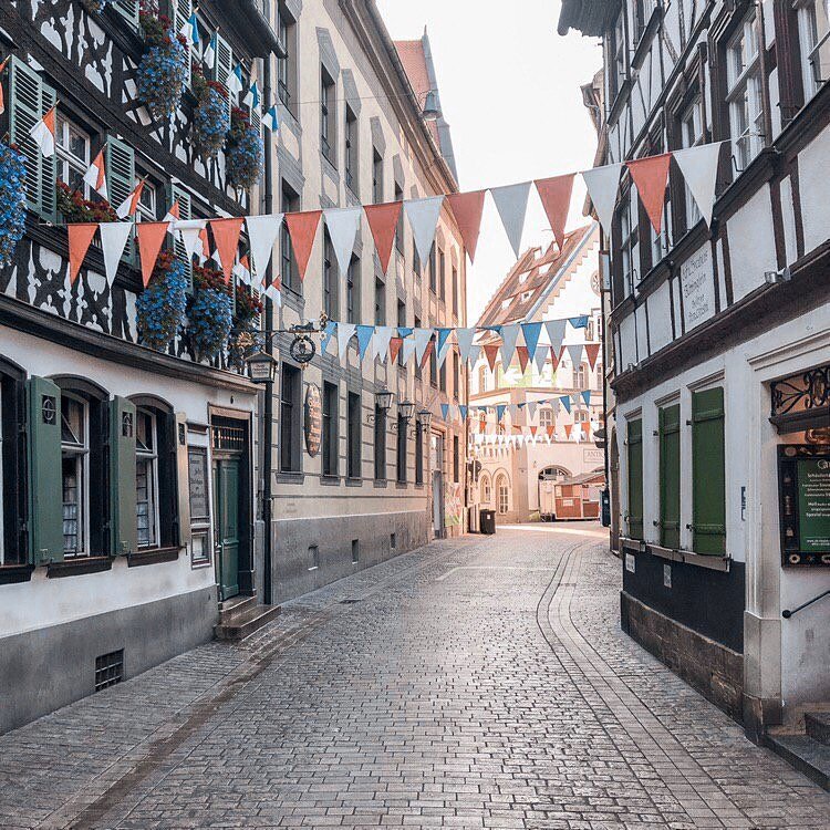 Улица Sandstraße в Бамберге утром.