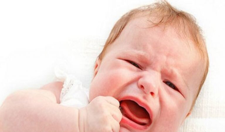 Почему ребенок постоянно тужится и кряхтит? Что беспокоит новорожденного малыша?