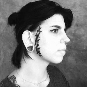 Разновидностей татуировок с колючей проволокой довольно много. Начнем с сердца окутанного проволокой. Это означает разрушенную или неразделенную любовь, которую окутали шипы колючей проволоки.

Если колючая проволока окутывает красивые цветы — это значит, что человек тонкой душевной организации, который ассоциирует себя с этим цветком. Причем если раньше такие татуировки делали женщины в колониях, то сейчас чаще делают мужчины.

Самой популярной татуировкой с проволокой считается браслет. Такую в основном делают люди, не определившиеся что бы они хотели. Так как эта тату не несет никакого смысла.