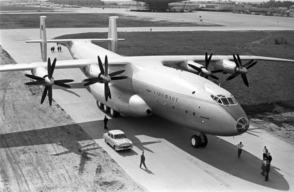 Прототип Ан-22. Видно отличие в остеклении кабины штурмана.