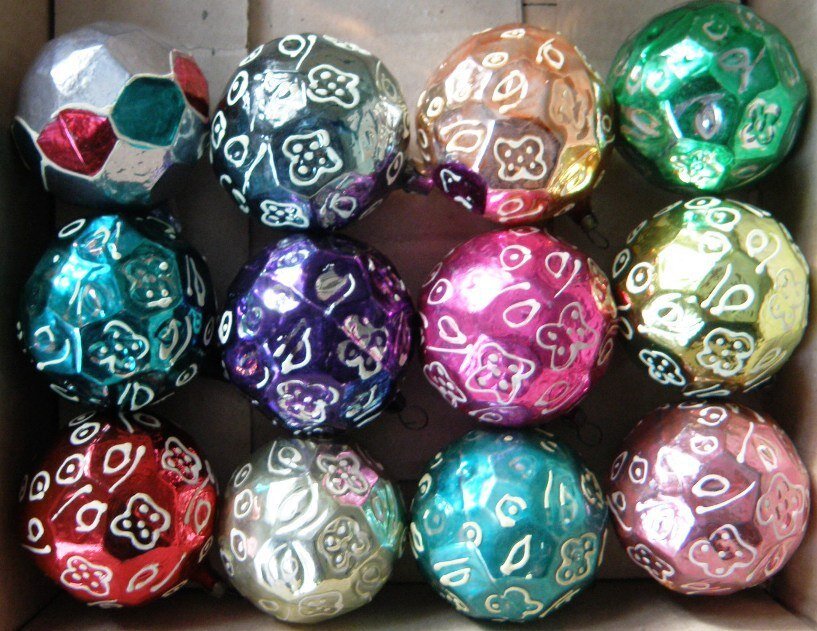 Фото из ВК - группы  "Ярмарка - старые елочные игрушки". 