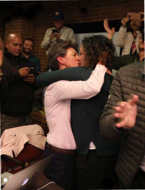 «Это важный символ, знак перемен и грядущих успехов», - написала в Твиттере Рената Сегура, заместитель директора Форума по предотвращению конфликтов и миру и друг пары. 
