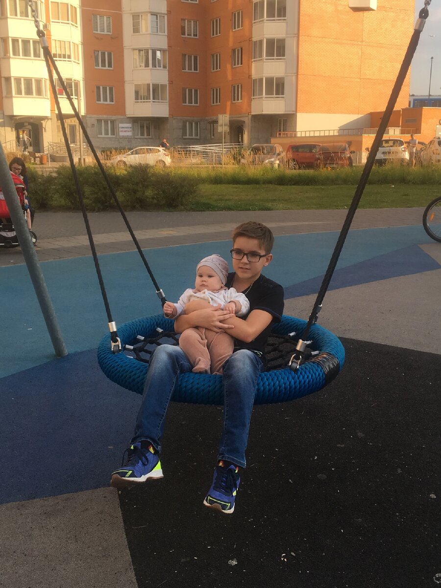 На детской площадке во дворе. Фото автора Растим много детей https://zen.yandex.ru/rastimdetej