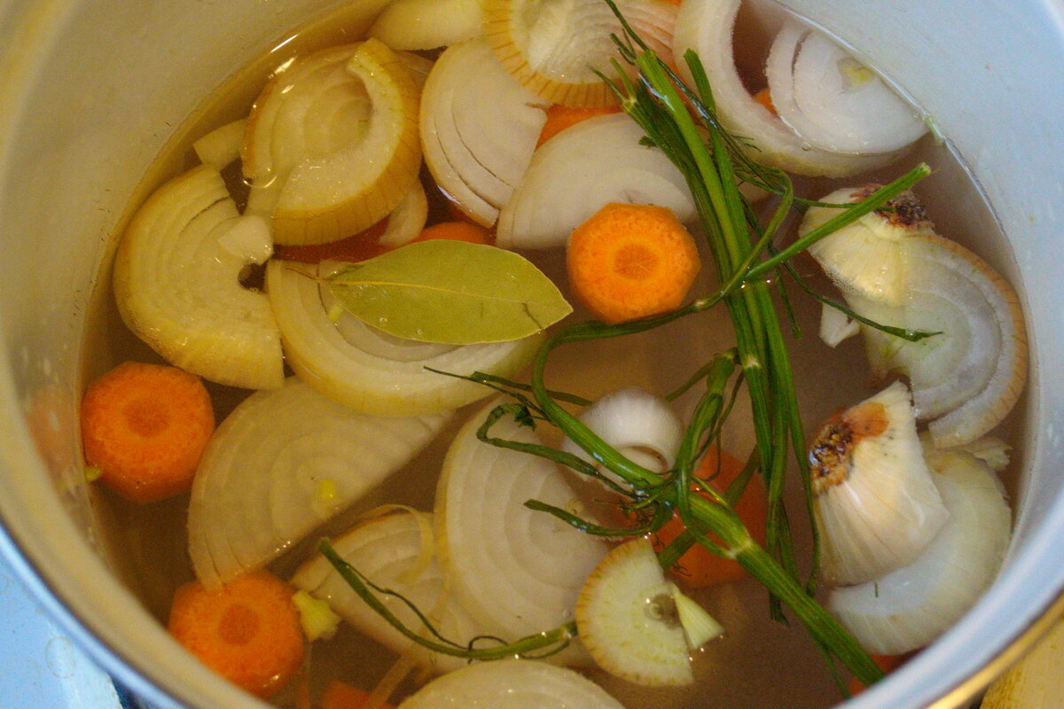 Рецепт посола салаки в домашних. Суп из салаки. Что можно приготовить из салаки. Салака как лучше приготовить. Как можно замариновать линя.