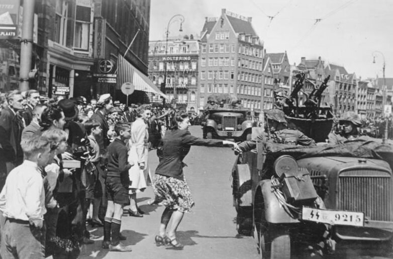 Части СС на улицах Амстердама.