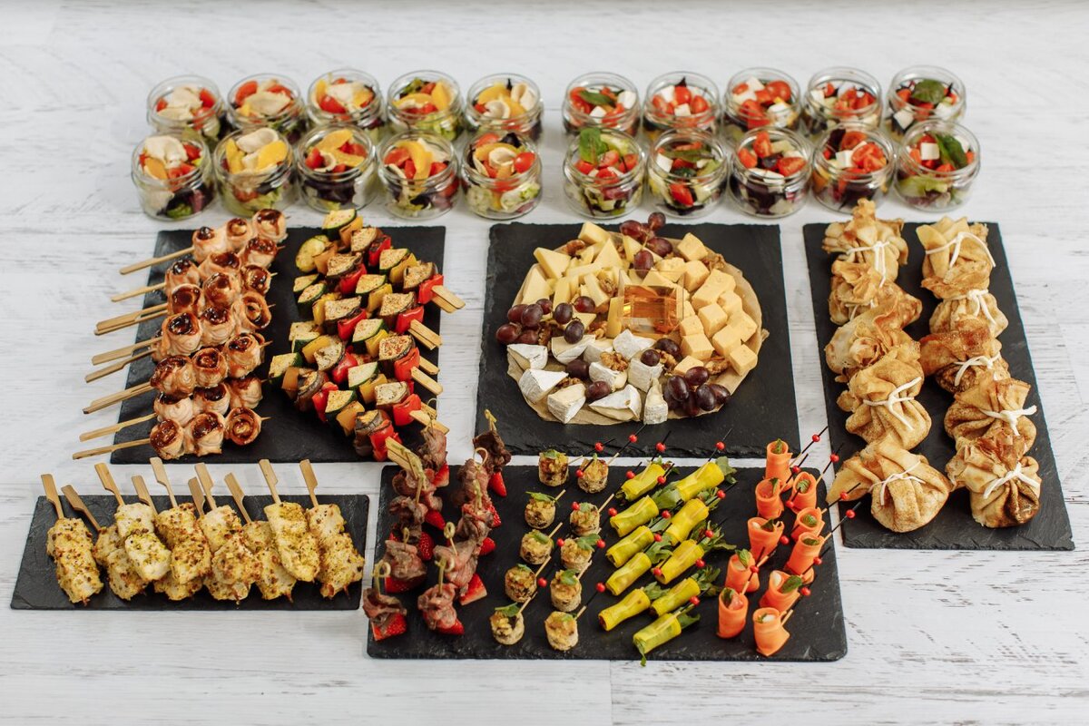 Фуршетный сет «баффало». Фуршетные горячие закуски. Закуски в ресторане. Горячее на фуршет. Банкетные горячие закуски.