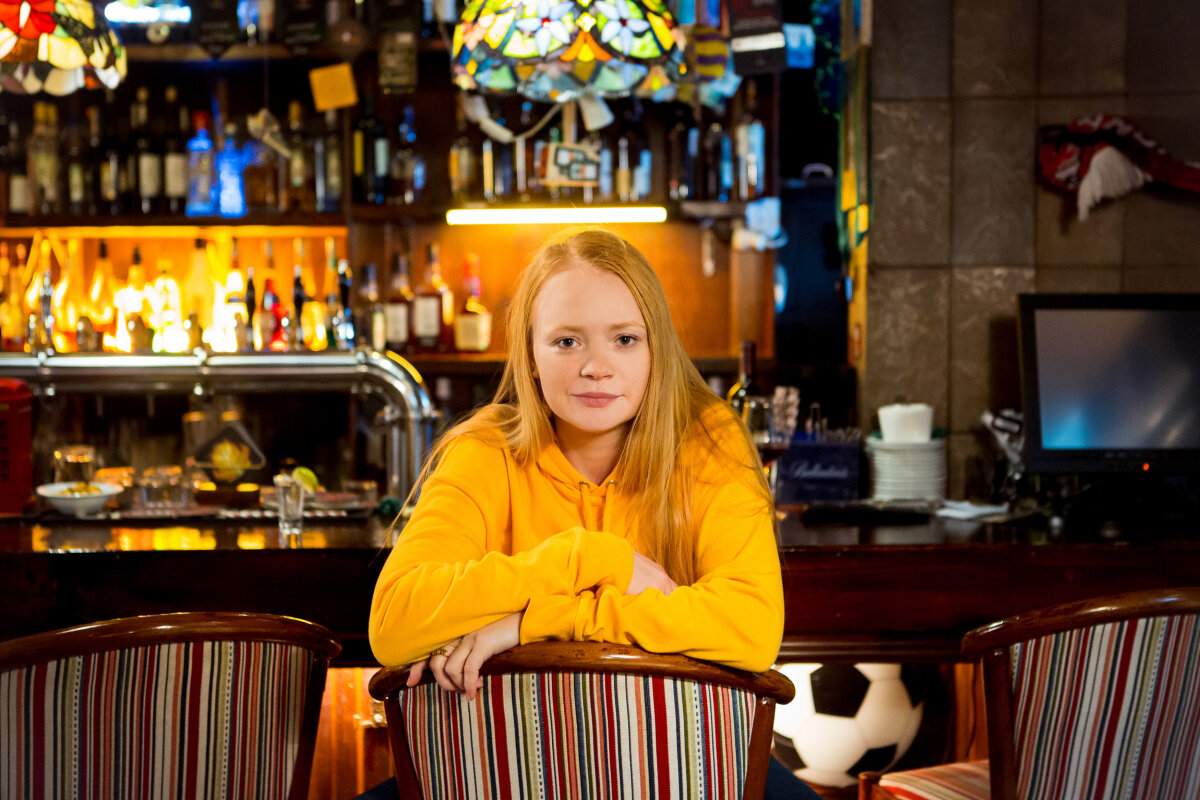 Александра Кузенкина в роли Маши на съемках сериала "Короче". Фото с "Кинопоиска".