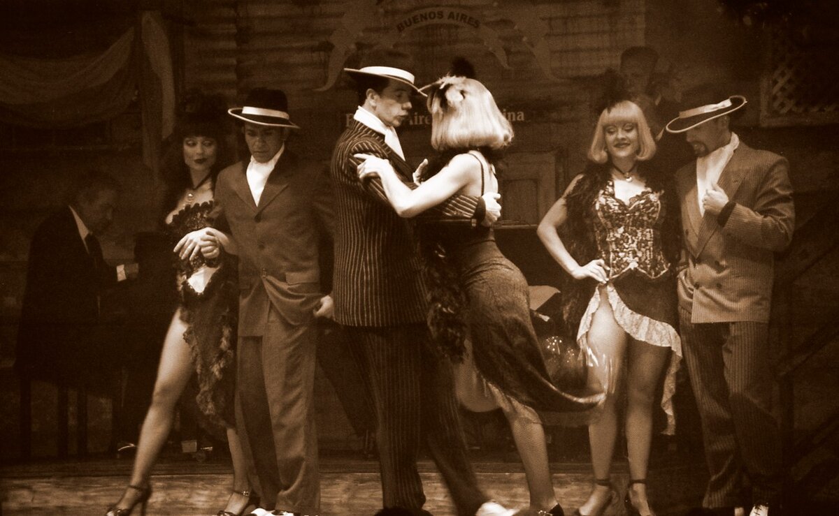 Пляшем танго кто поет. Буэнос-Айрес Аргентина танго. Танго Буэнос Айрес милонги. Танго шоу в Буэнос Айресе. Аргентина 1950 танго.