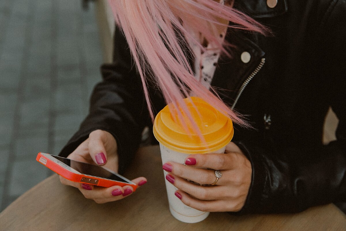 Для этой фотографии пришлось даже «украсть» чужой стакан с кофе =)