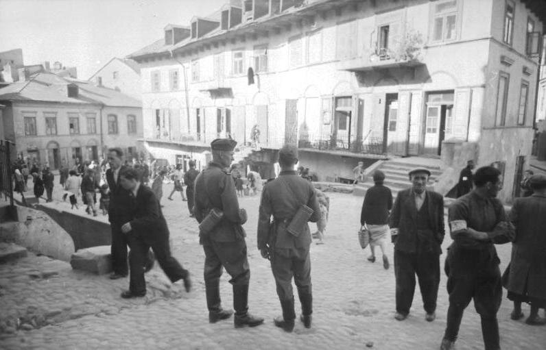 Два немецких солдата в Люблинском гетто (май 1941 года). Wikimedia.org