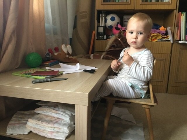 Иван заполняет документы для получения визы. 