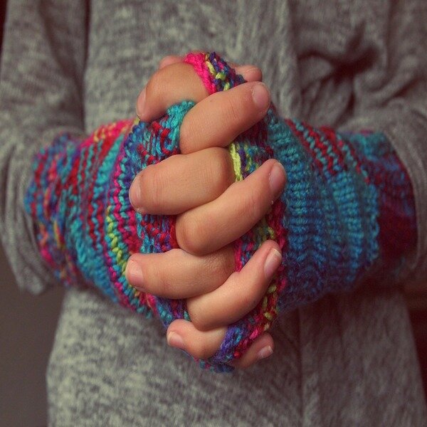 https://cdn.pixabay.com/photo/2015/10/14/13/28/folded-hands-987629_1280.jpg