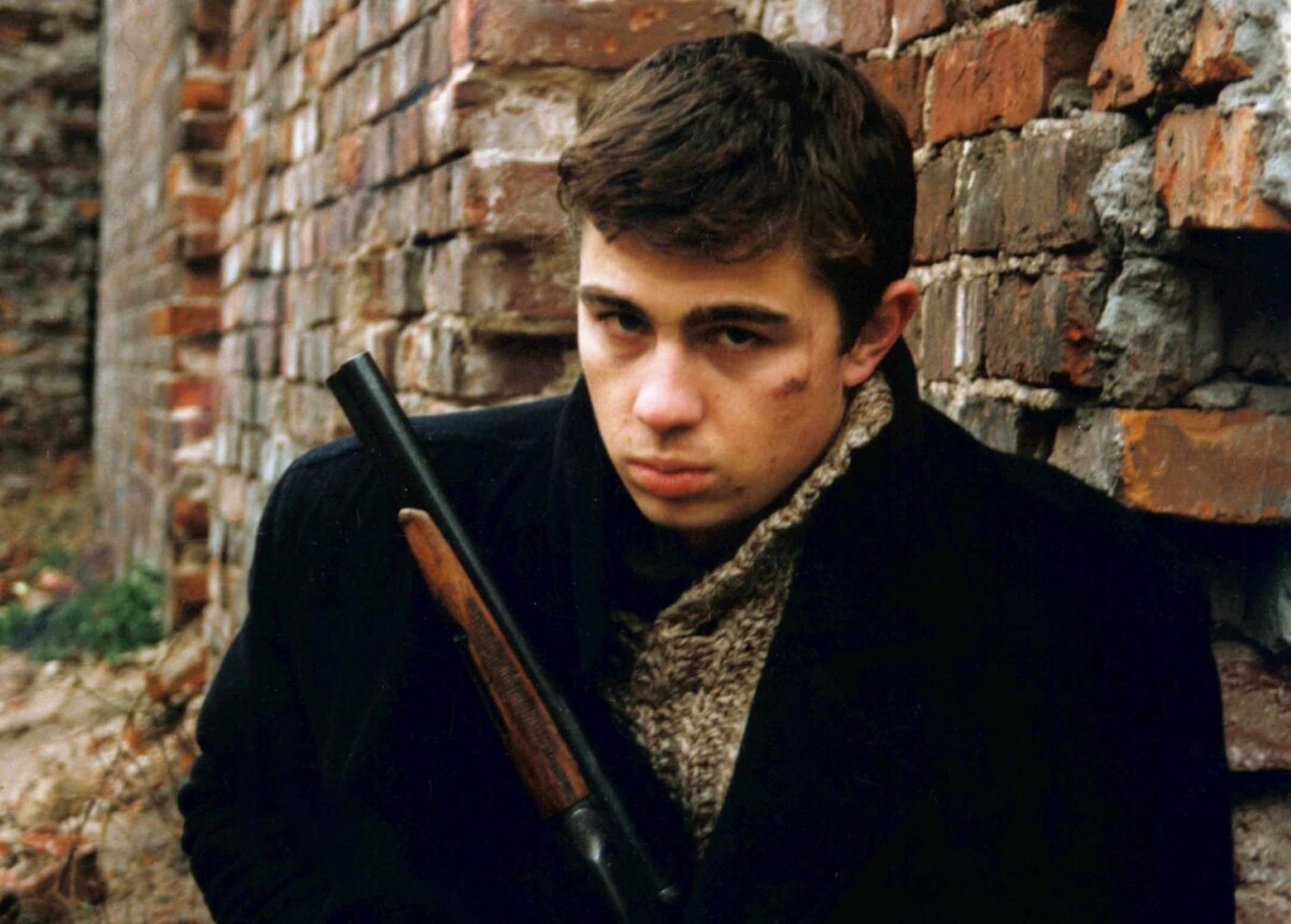 Кадр из фильма "Брат" кинокомпания "СТВ"