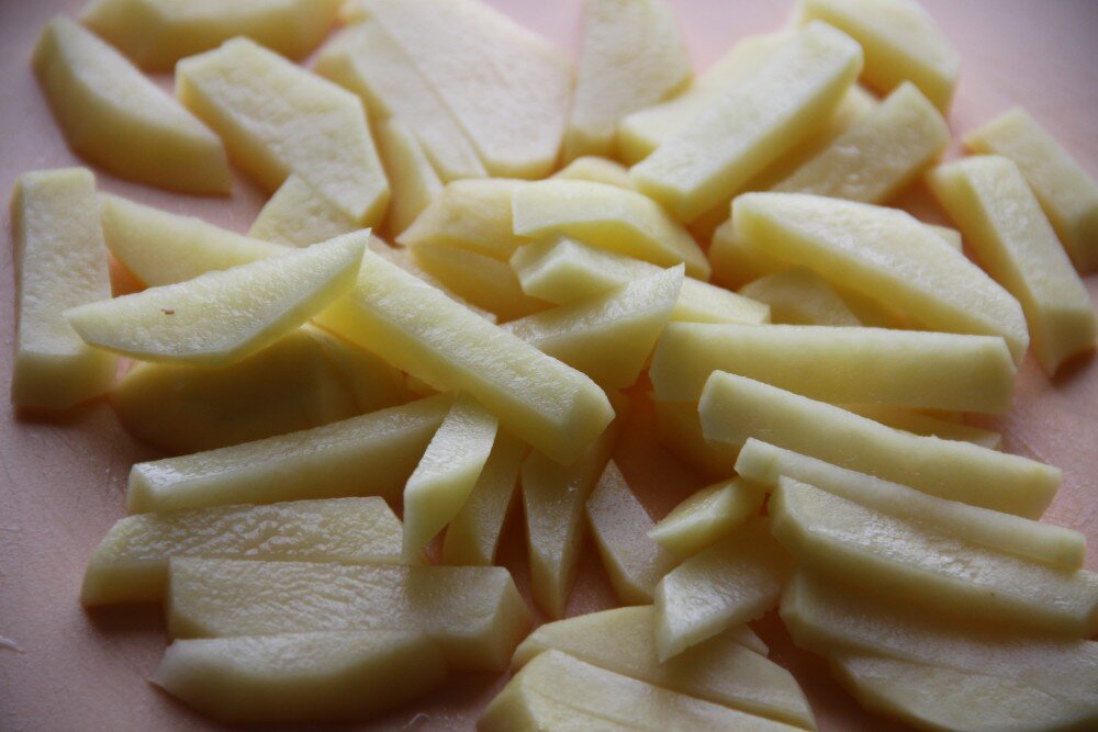 Нарезка ломтиками картофель. Нарезка картофеля ломтиками. Картошка нарезанная ломтиками. Картофель нарезанный дольками. Овощи нарезают тонкими ломтиками.