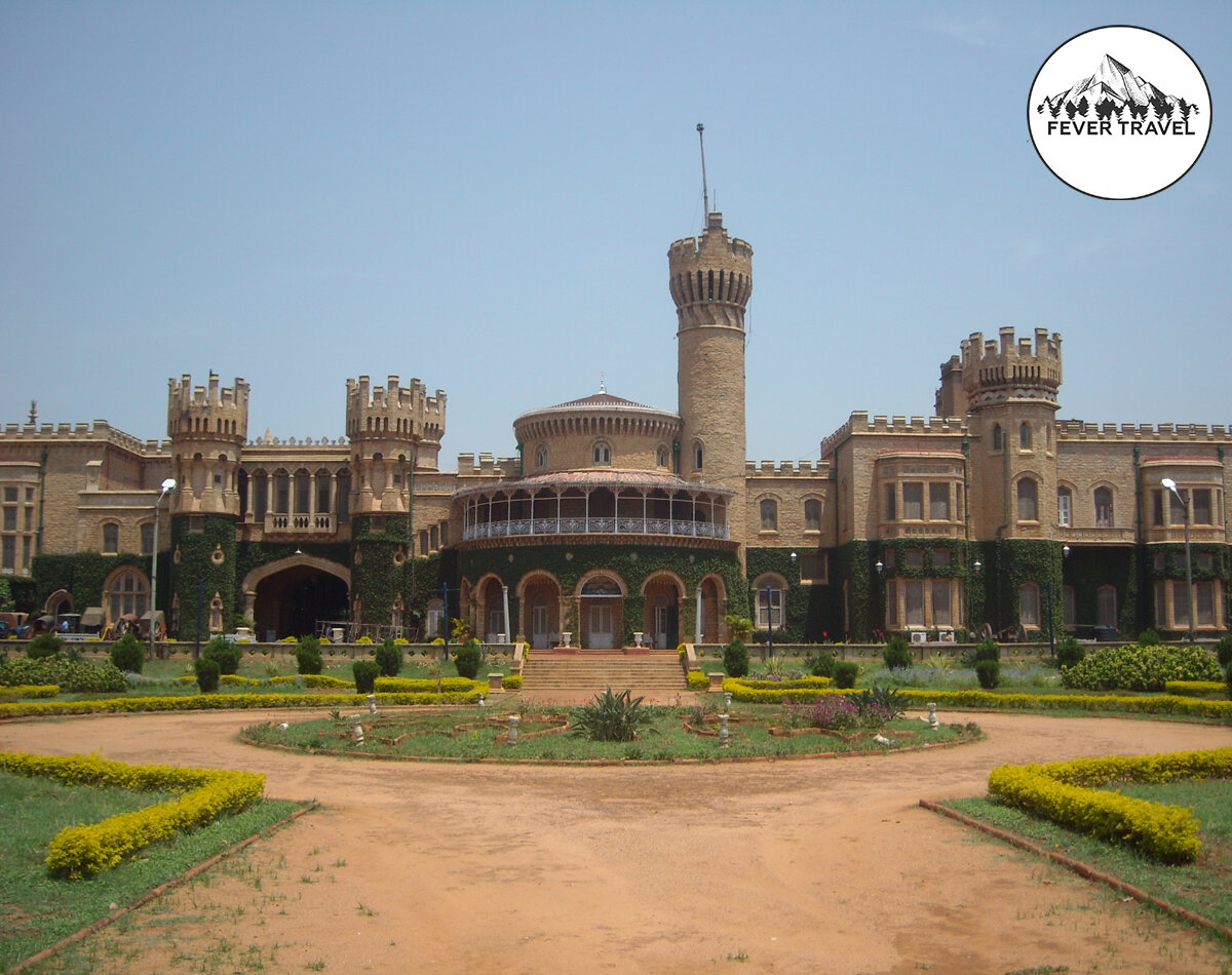 Источник: https://en.wikipedia.org/wiki/Bangalore_Palace
Bangalore Palace