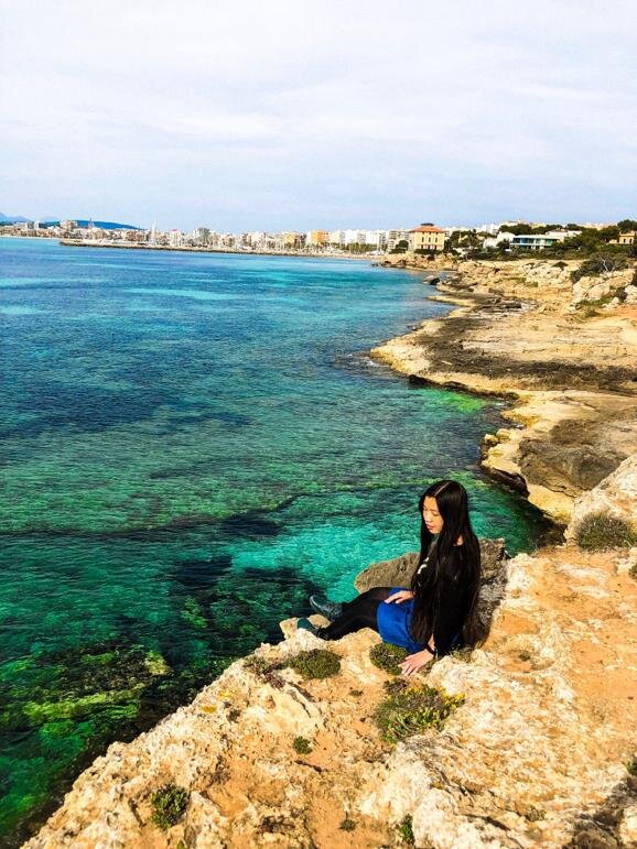 СКОЛЬКО НАМ СТОИЛИ 20 ДНЕЙ В ПАЛЬМЕ-ДЕ-МАЙОРКЕ?

Остров Майорка - это чудесное место, в котором хочется утопать в лучах солнца, слушать морской бриз и наслаждаться замечательным видом на матушку-природу. Казалось, что такие места бывают только на картинках, но нет, мы увидели их вживую. Целых 20 дней удовольствия!

Затраты:
⠀
☺Жильё на 19 ночей: 596,60 евро~42846 рублей;
⠀
☺Продукты: 141,01 евро~10184 рубля;
⠀
☺Кафе: 141,45 евро~10216 рублей

Итого:

2 человека
1 город
20 дней
14,13 евро~1021 рубль бюджет в день на двоих, или 7,07 евро~510,50 рублей в день на одного (без учета проживания)
879,06 евро~63246 рублей траты ТОЛЬКО по Пальме-де-Майорке

P.s. Это наш опыт. Мы не ездили на общественном транспорте, ходили постоянно пешком, не посещали платные музеи, выставки, соборы, мероприятия. О том, куда ходили бесплатно, я писала, и если по факту, то бесплатных мест практически в Пальме нет, за все придётся платить деньги. Поэтому мы часто лежали на пляже и просто наслаждались великолепным временем. Это место - где душа, тело и мозг приходят в полное расслабление, чувствуешь как обретаешь гармонию с самим собой, с окружающей природой, миром.

Пример цен:
- Вода 2л (0,27 евро~20 рублей)
- Йогурт 6шт (0,69 евро~50 рублей)
- Козинак 6шт (0,85 евро~62 рубля)
- Сухарики (0,75 евро~55 рублей)
- Шоколадные подушечки (0,60 евро~44 рубля)
- Яблоки 1,5кг (1,90 евро~138 рублей)
- Батончики мюсли 6шт (0,97 евро~71 рубль)

К сожалению, на еде нам не удалось сэкономить, приходилось питаться часто в заведениях, потому что здесь мы проживали в отелях, в которых не было чайника, холодильника, микроволновки, плиты, поэтому готовить не могли, хранить продукты тоже было негде. Это оказались самые дешёвые варианты, когда мы искали жильё, и два из трёх отелей в которых мы жили, были с завтраком. Ещё непонятно, что фрукты и овощи здесь почему-то оказались дороже, чем в Англии, да и у нас в Санкт-Петербурге, хотя Испания считается одной из дешёвых стран Европы.

Испания - страна со своим колоритом, атмосферой, красивой и сказочной природой, яркой архитектурой, шумными, но при этом очень добродушными людьми. Сюда хотелось бы возвращаться снова и снова.

#путешествие #ВиталияХон_Испания