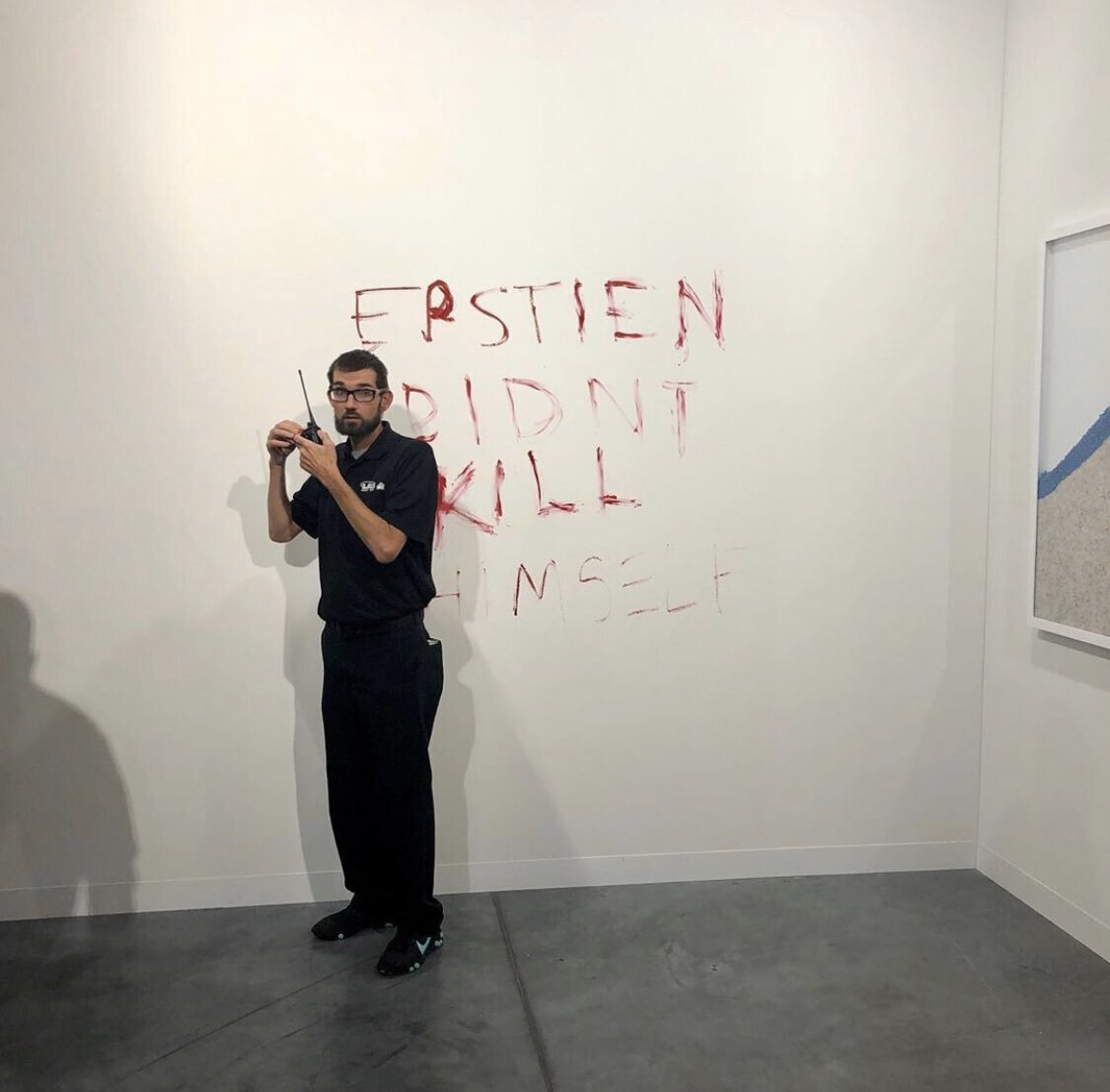 Заклеенный скотчем банан в Арт-Базеле исчез, но был заменен на надпись “Эпштейн не убивал себя", которую охрана быстро стерла.