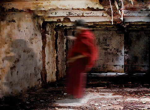 Тульпа, с моей точки зрения один из сильнейших и опаснейших ритуалов Тибета. Своего рода транс - измененное состояние человека, самовнушенная галлюцинация. В которой человек может видеть вещи, которых на самом деле нет. " Как же этого достичь?" спросите вы меня. Очень не простой, трудоемкий путь, но вполне  выполнимый. Чтобы достичь состояние, так называемой " Своей" Тульпы надо провести долгое время в медитативном состоянии, тогда все получится. Но есть и опасные стороны Тульпы, которые человека могут свести с ума. И этот факт подтверждает слова моего духовного учителя :" не испытывай неизведанного, ведь оно может испытать тебя." В состоянии самовнушенной галлюцинации йоги могли передвигать предметы, перелетать с горы, на гору и воплощать мысли в реальность. Первой из европейцев, кому удалось войти в состояние Тульпы была Алексндра Ноэль, она долгое время изучала Тибет, об этом она пишет во многих своих книгах, одна из которых находится в моей домашней библиотеке " Мистики и маги Тибета". Также когда человек путем долгих тренировок достигает выше упомянутой Тульпы, он может ходить по воде, бегать, так что его не заметят и совершать разные чудеса. Также Тульпу можно отнести к Тантрическим Тибетским ритуалам, но не посвященному человеку, даже близко подходить к этой теме нельзя, иначе последствия могут быть плачевны. Так, как игры с магией и религией , как я уже не однократно говорил, заканчиваются плохо.  Этого состояния по некоторым приблизительным данным достиг Миларепа, ведь он не только ходил по воде, но и летал. Всего этого он достиг в результате своих медитаций. Некоторые буддийские учителя достигали похожего состояния и в 20 веке. Так, один очевидец описывает то, что видел и не смог точно объяснить, о состоянии Хамбо-Ламы Итэгэлова:" Когда он доехал до моста на лошадях, тот оказался разрушенным. Тогда лама закрыл глаза и начал медленно взлетать. Он перешёл по воде до берега и совершенно сухой пошёл дальше по земле." Ещё одним вопросом, связанным с Хамбо -Ламой является вопрос: " Как он после 80 лет не сгнил в земле?"  О его биографии и явлении Радужного Тела читайте ниже.