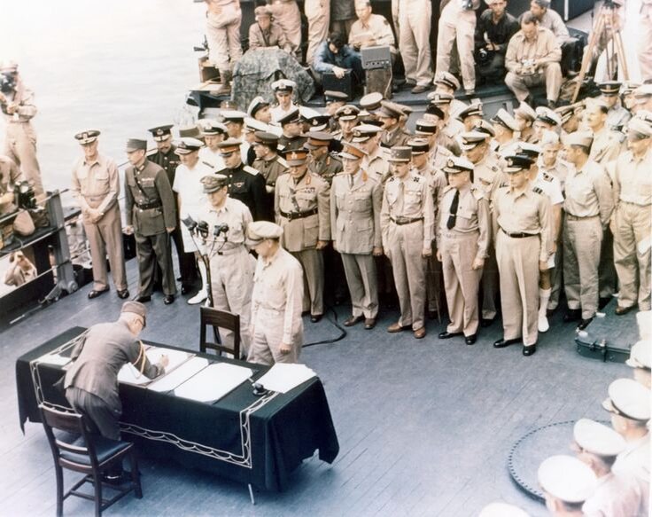 Умэдзу Ёсидзиро подписывает акт о капитуляции Японии. 1945 год.
