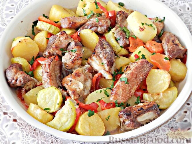 свинина, картофель, кабачки, морковь, перец болгарский, лук репчатый, чеснок, зелень петрушки, масло растительное, соль, перец чёрный молотый