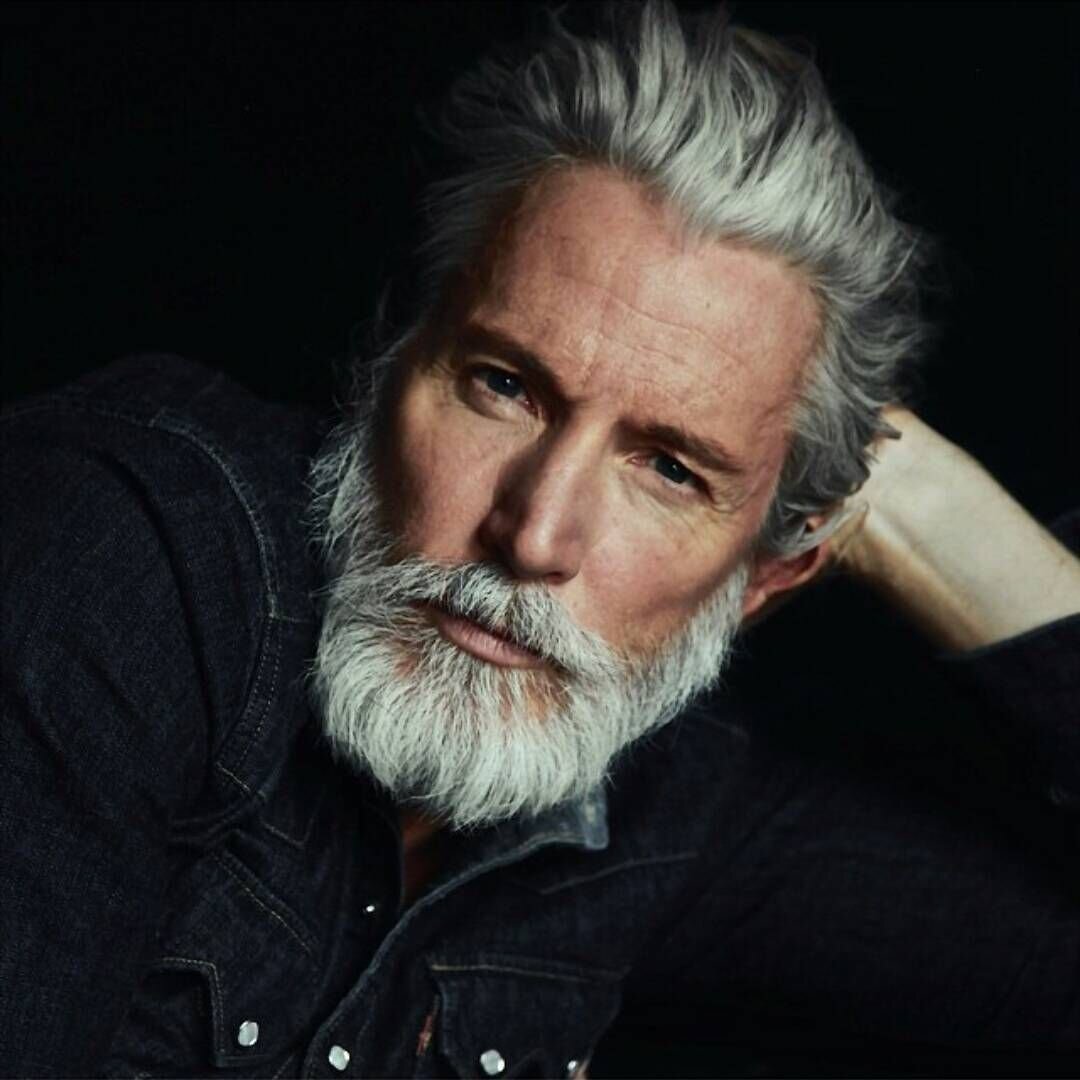 Ветер обдувал его седую бороду. Седой мужчина. Ветер обдувал его седую бороду. Ветер обдувал его седую бороду. Красивая седая борода.