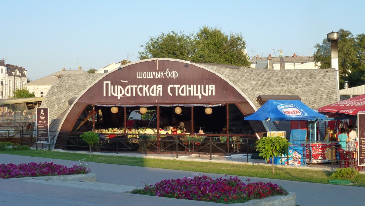 пиратская пристань астрахань набережная. пиратская станция астрахань набережная. пиратская станция астрахань. пиратская станция астрахань набережная. кафе пиратская пристань астрахань на набережной.