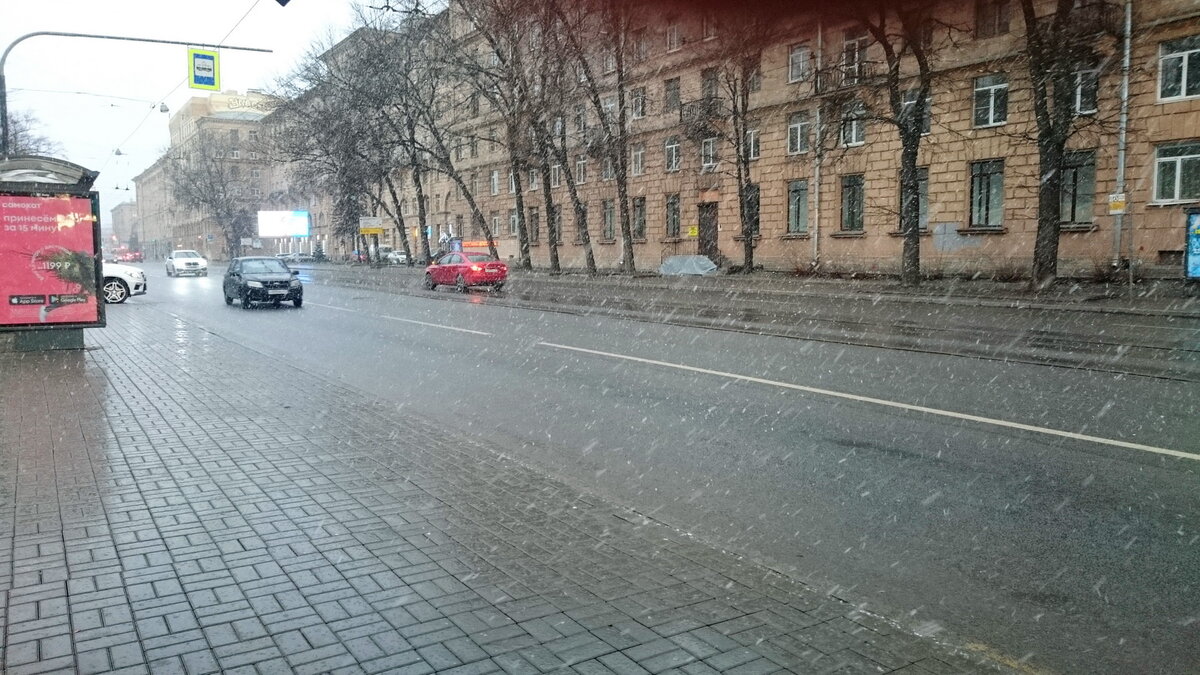 Остановка на углу проспектов Энгельса и Пархоменко.