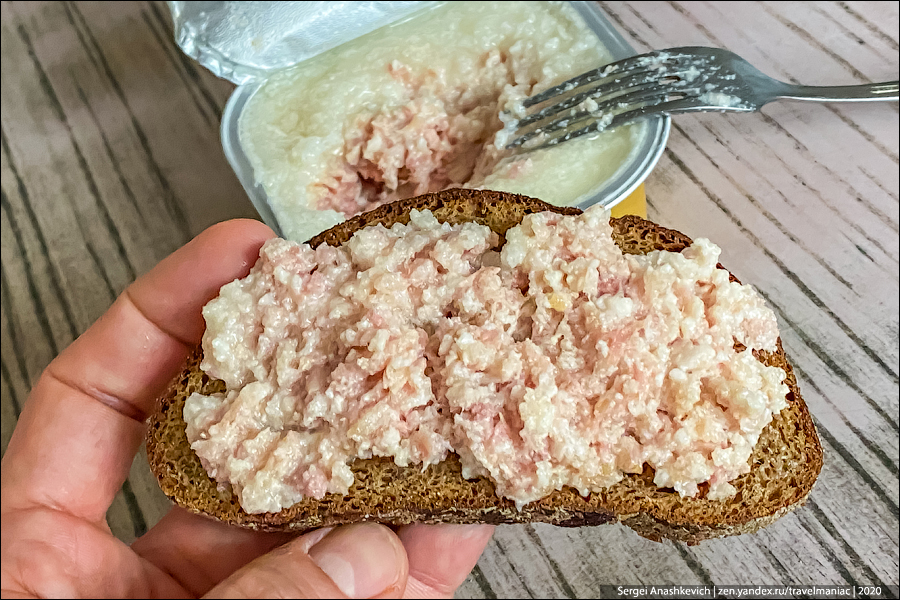 Сало намазка на хлеб рецепт. Намазка Брестский мясокомбинат. Хлеб со смальцем. Шпик намазанный на хлеб. Сальная намазка на хлеб.