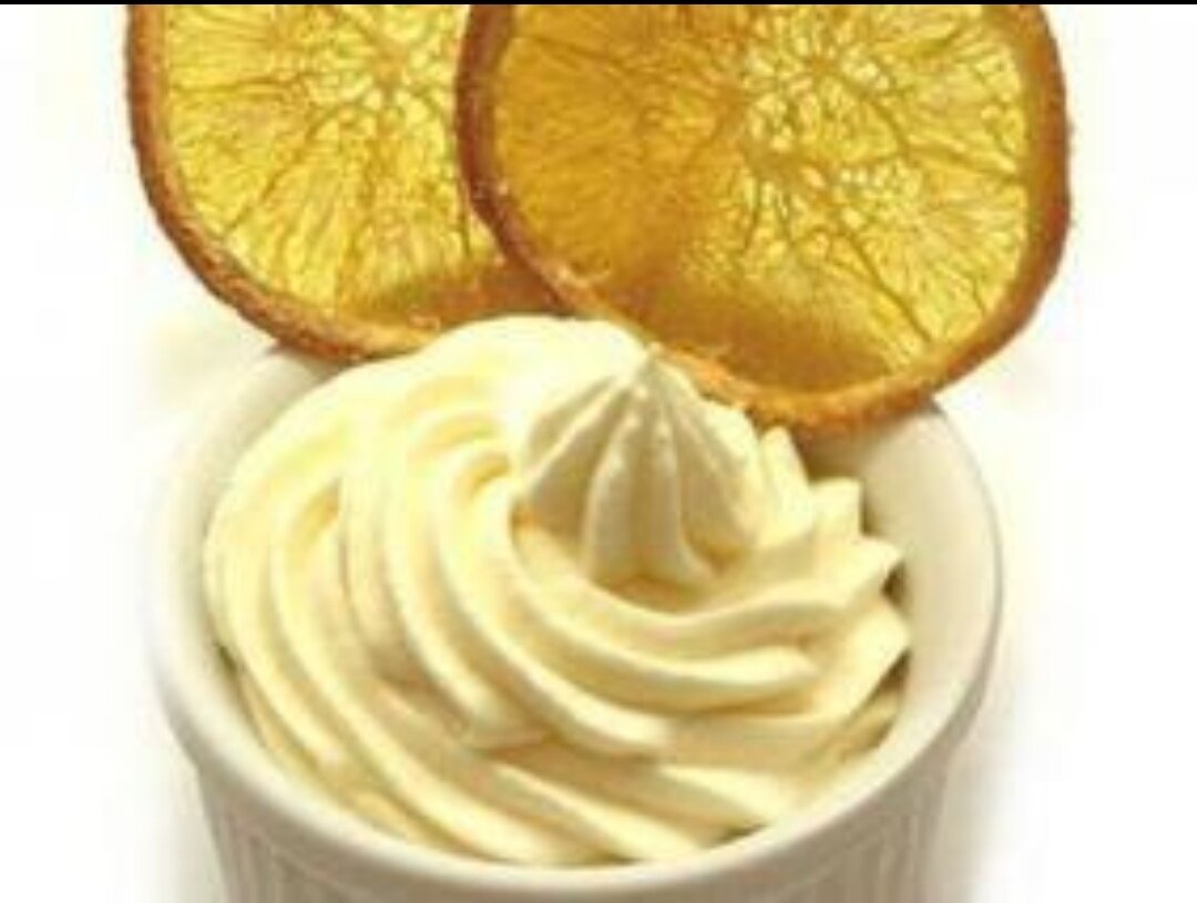 ​
Ингредиенты
Лимоны - 1 штука
Сливки 33% - 300 мл
Сахар - 60 г
Белок яичный - 2 штуки

Приготовление
Взбить сливки с сахаром в глубокой миске до такого состояния, пока они не начнут заметно густеть, в этот момент, продолжая взбивать, добавить в миску сначала натертую цедру, а потом сок лимона. Взбивать до тех пор, пока сливки не загустеют настолько, что перестанут стекать с венчика.В другой миске взбить белки в гомогенную белую плотную массу. Аккуратно вмешать — не венчиком, а лопаткой — белки в сливки. Разложить результат по стаканам и поставить в холодильник на пятнадцать минут. Сливки для взбивания должны быть холодными.