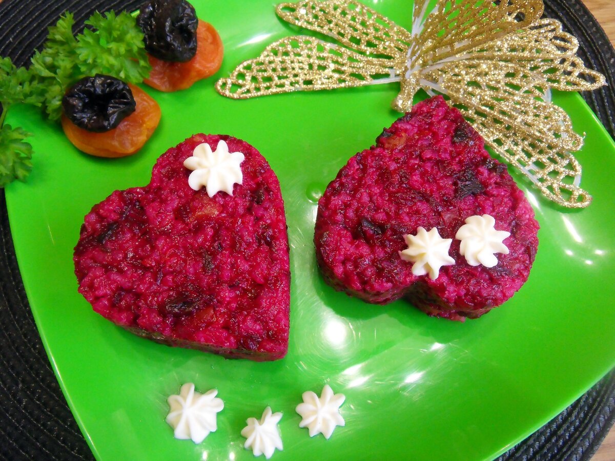 Салат "Тёмный бархат" с рисом. свёклой, черносливом и курагой - пошаговый рецепт с фото