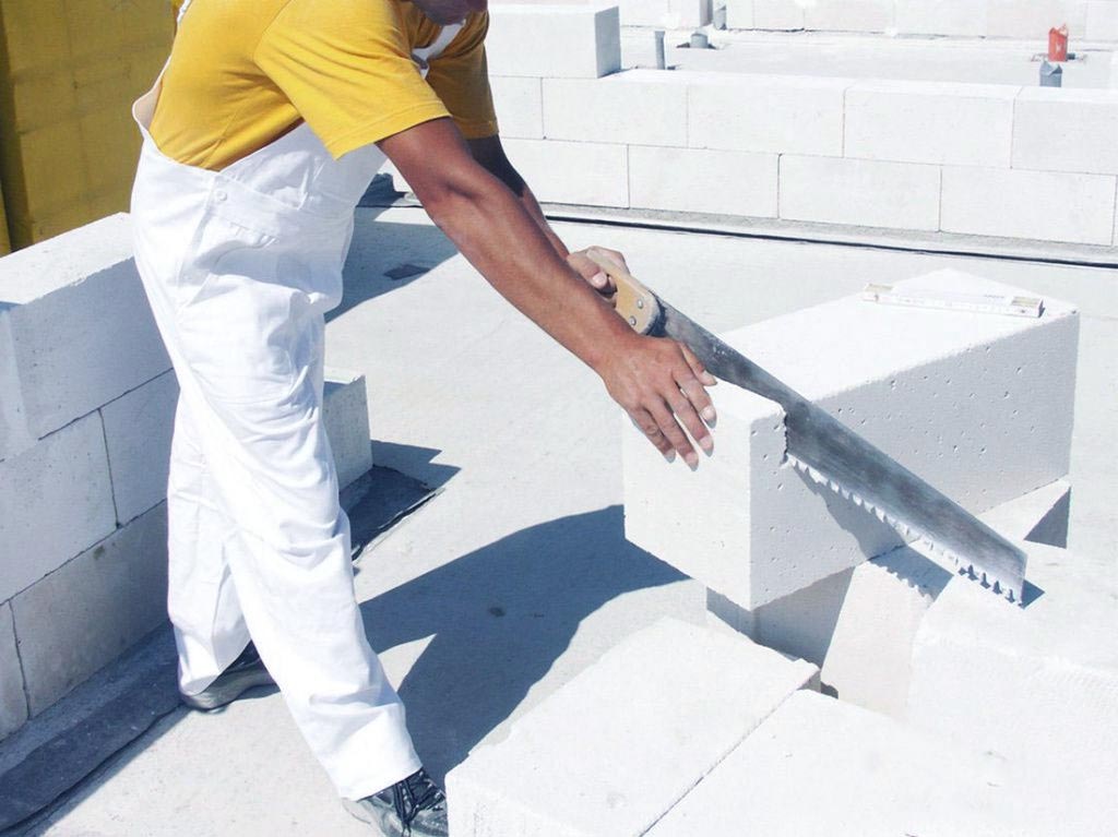 Газоблоки можно пилить обычной ножовкой 