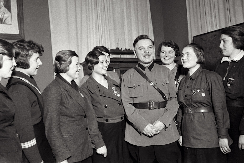 Нарком обороны СССР Климент Ворошилов встречается с комсомолками, 1935 год. Источник: Pinterest